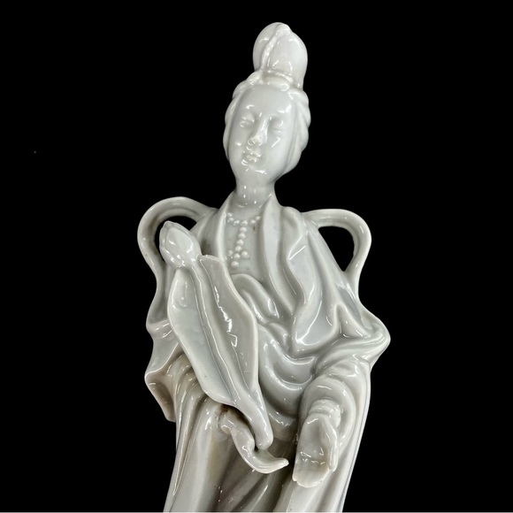 Timeless Blanc De Chine Porcelain Geisha Figurine - Picture 2 of 6